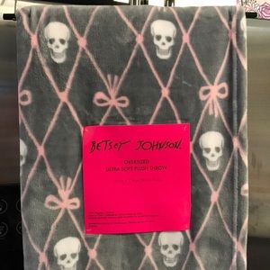 Betsey Johnson Large Throw Blanket w 💀s & 🎀s NWT
